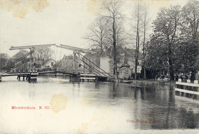 13764 Gezicht op de Vecht en de ophaalbrug te Nieuwersluis (gemeente Loenen aan de Vecht) uit het noordoosten; met op ...